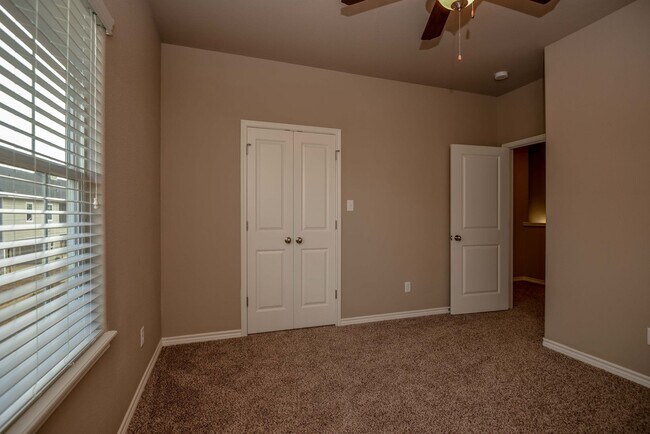 Foto del edificio - Gorgeous 4 Bed, 4.5 Bath Townhome in South...