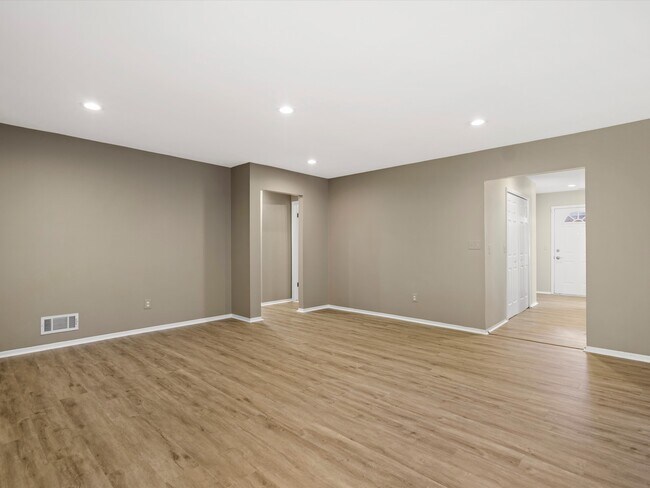 Building Photo - 26656 Farmbrook Villa Dr