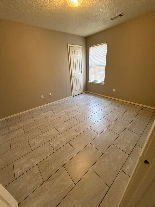 Foto del edificio - 3 bed, 2 bath, 2 car garage House, yard care included