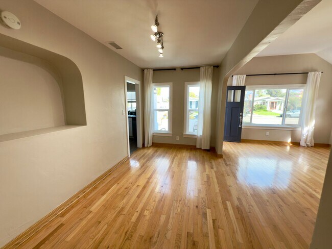 Foto del edificio - 33rd Triplex