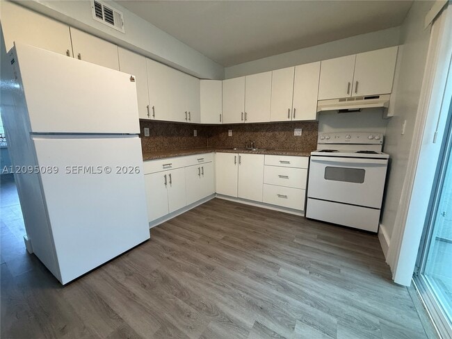 Building Photo - 420 NE 18th Ave