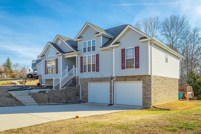 Building Photo - 7598 Pfizer Dr