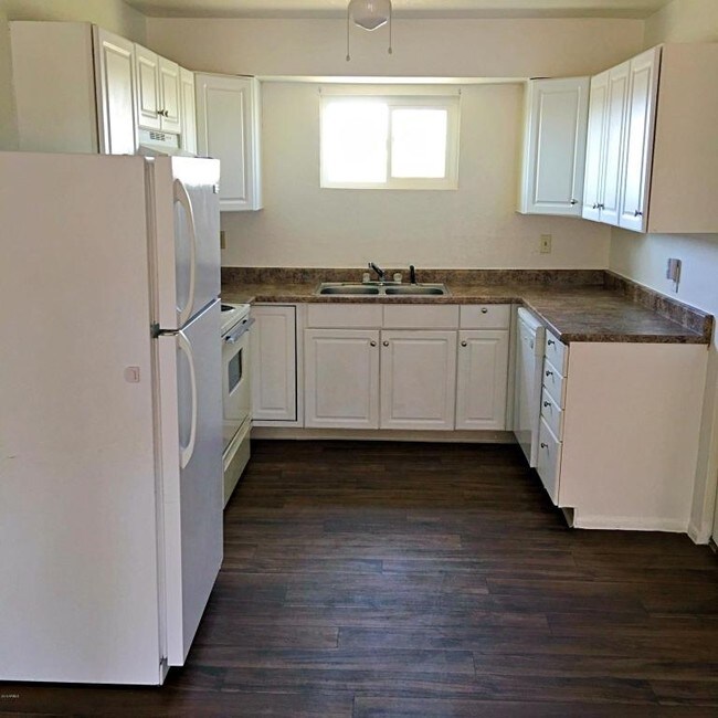 Interior Photo - 706 W 11th St