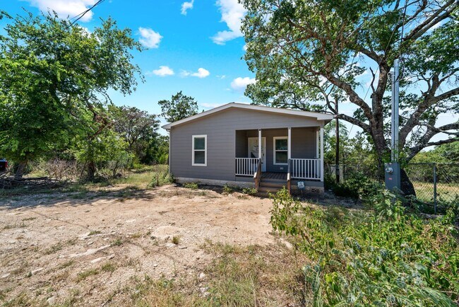 Building Photo - Charming Home Awaits: Spacious & Modern Li...