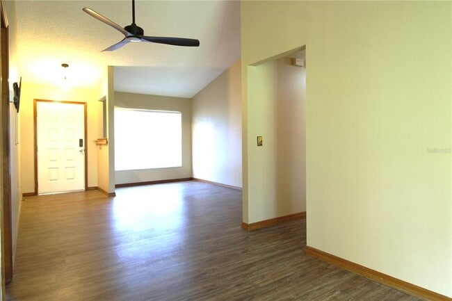 Building Photo - 1048 Aaron Dr