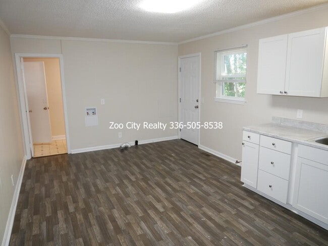 Building Photo - 1342 Old Cedar Falls Rd