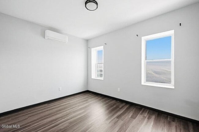 Foto del edificio - 1368 Central Ave