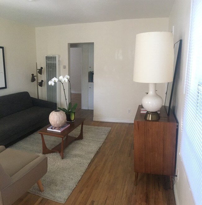 living room - 5117 Overland Ave