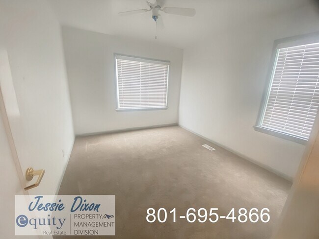 Building Photo - 219 Country Club Dr