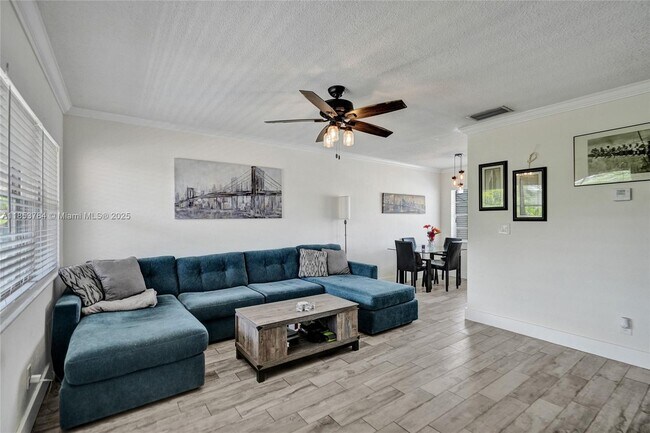 Foto del edificio - 2451 NE 49th St
