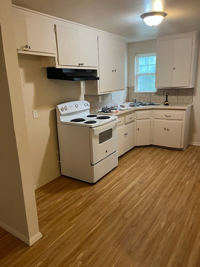 Building Photo - 1600 Breckenridge Dr