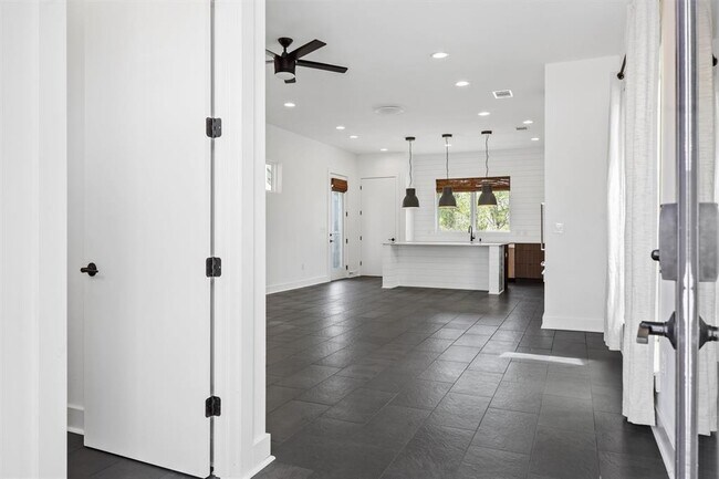 Foto del edificio - 3807 E 51st St