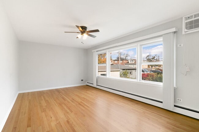 Foto del edificio - 8910 Grand Ave