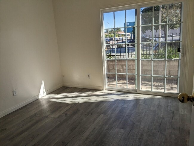 Foto del edificio - 7002 Linda Vista Rd