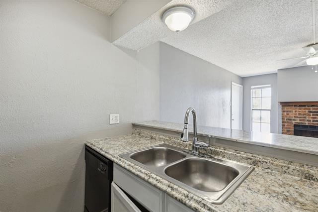 Building Photo - 9520 Royal Ln