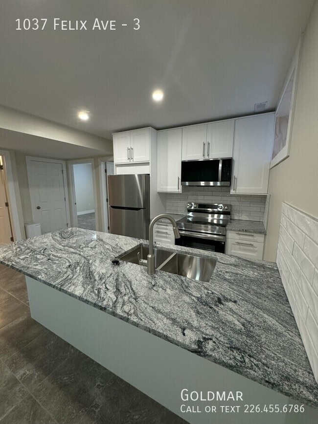 Photo du bâtiment - Newly updated lower unit in convenient loc...
