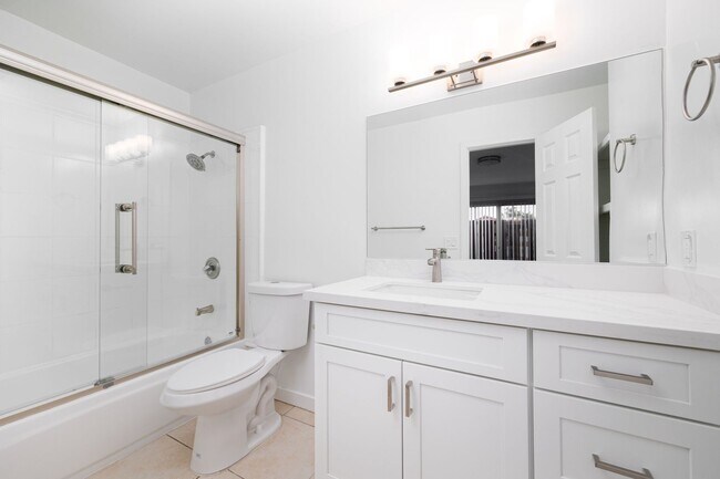 Building Photo - Huge 4 Bedroom 3 Bath House - Completely R...