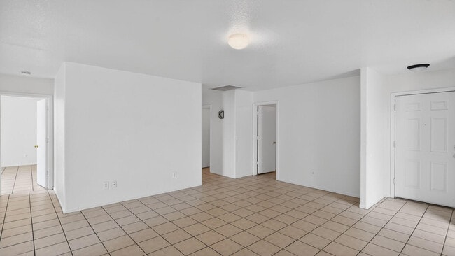 Foto del edificio - 7395 W San Miguel Ave