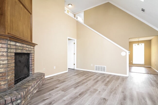 Building Photo - 2110 Westmore Dr