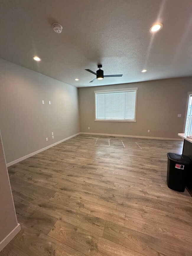 Foto del edificio - 1417 W Lakeside Dr