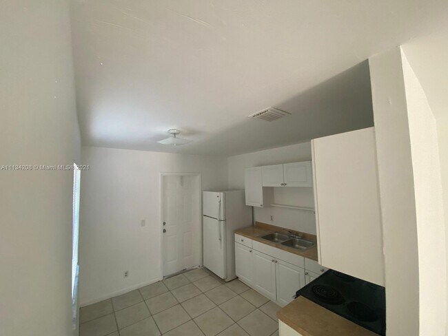 Foto del edificio - 235 SW 12th St