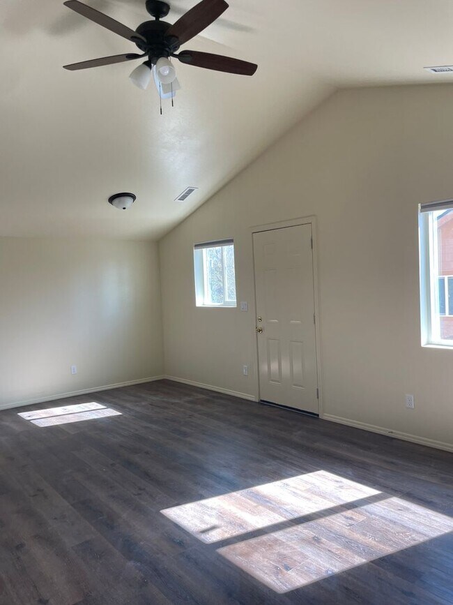 Building Photo - 4 Bedroom 3.5bathroom