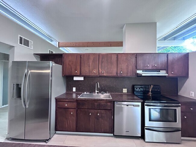 Foto del edificio - Three Bedroom Two Bathroom Home with Den/Home Office