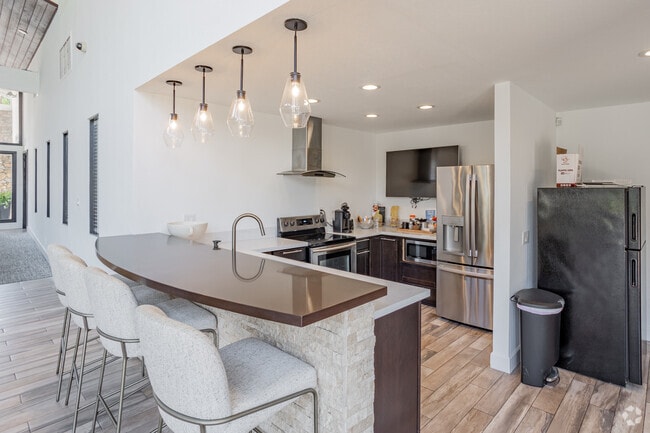 Clubhouse - Redlands Lawn and Tennis Club Apartments
