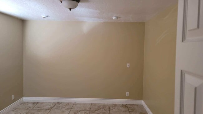Building Photo - 407 E 400 S