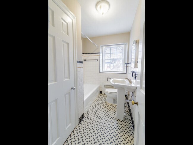 Baño de azulejos tipo ladrillo - 709 N Broom St