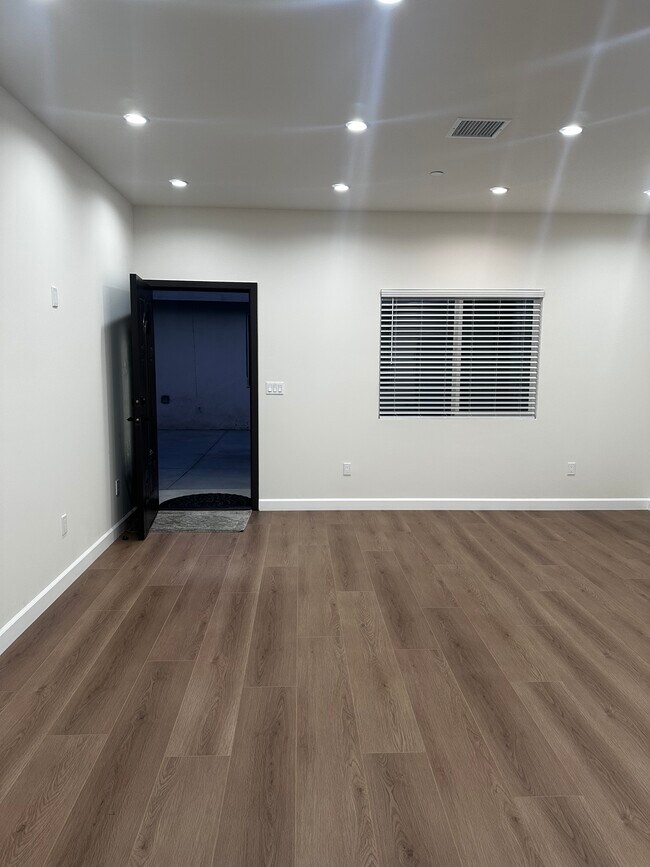 Foto del edificio - 8501 Cranford Ave