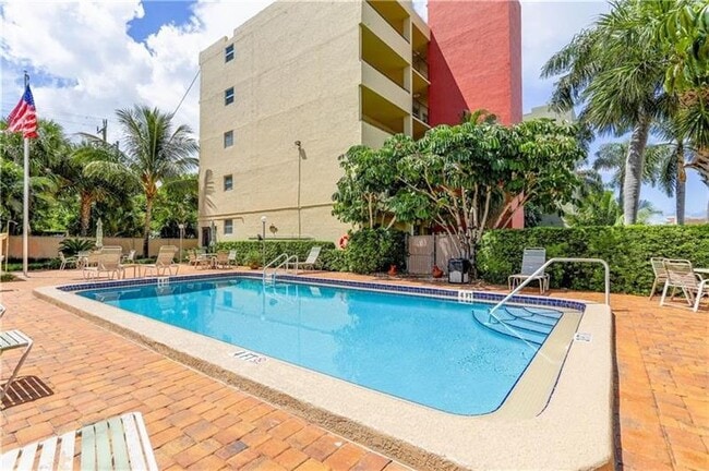 Foto del edificio - 2400 NE 10th St