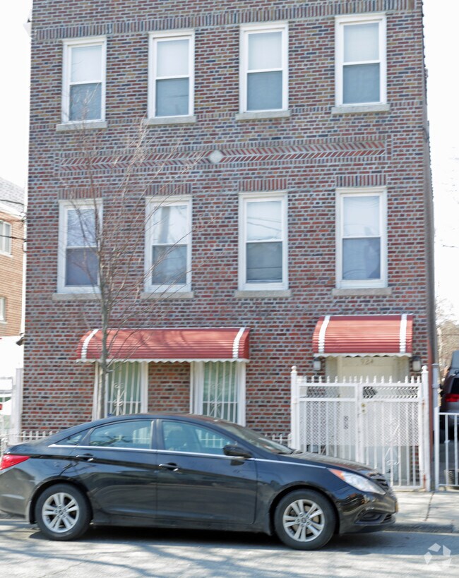 Building Photo - 924 E 226th