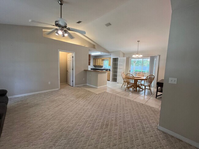 Foto del edificio - 3BR/2BA Home with 2 Car Garage, Fenced Yard & RV Hookups – Lake City, FL