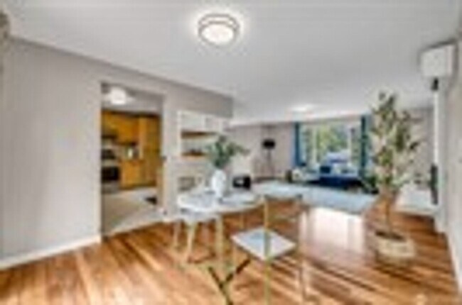 Building Photo - Move-In Ready 5-Bed on a Quiet Kingsgate Cul-de-Sac