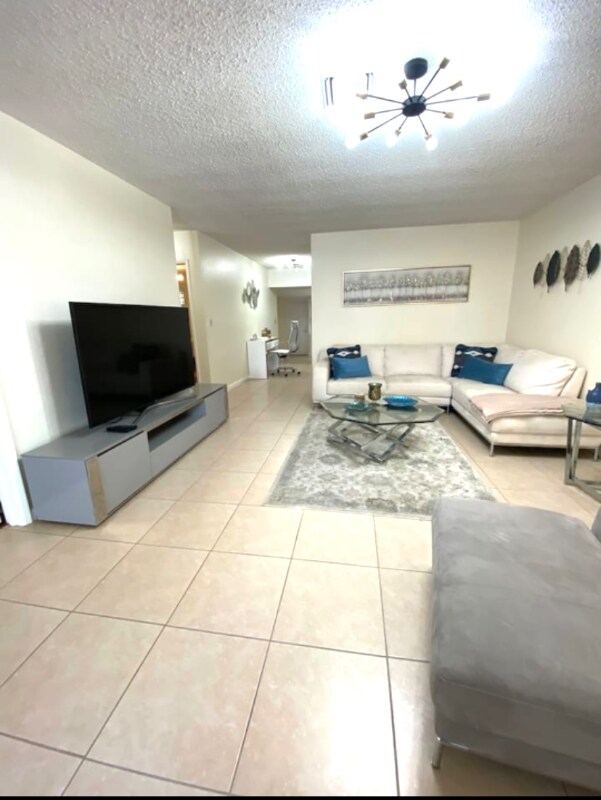 16411643 NE 55th St, Fort Lauderdale, FL 33334 Room for Rent in Fort Lauderdale, FL