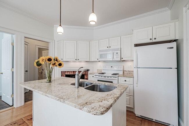 Kitchen - 218 Eastern Promenade Apartments