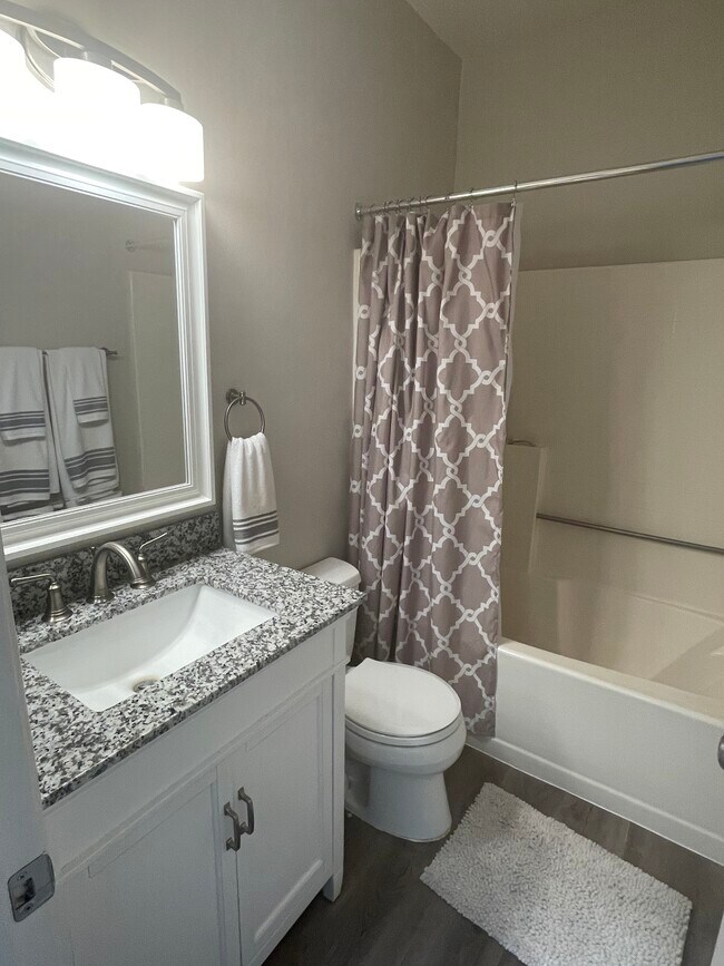 Foto del edificio - 3011 E Hillcrest Dr