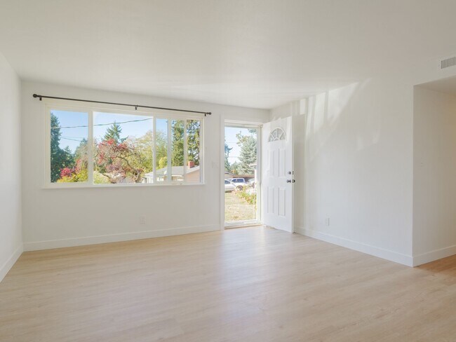 Building Photo - Newly Updated 3 Bedroom 1 Bath Ramber in F...