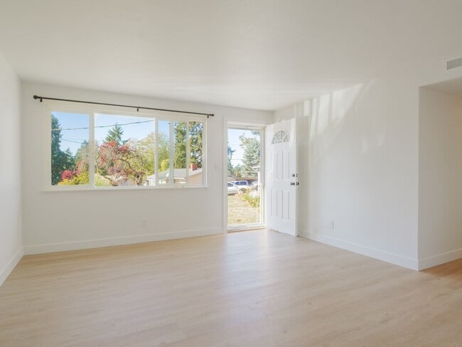 Building Photo - Newly Updated 3 Bedroom 1 Bath Ramber in Federal Way!