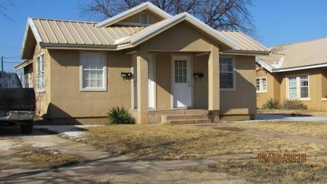 Building Photo - Duplex