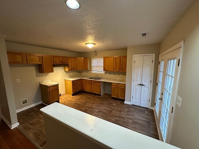 Foto del edificio - Amazing 3 bed 2 full bath Westside. 10th a...