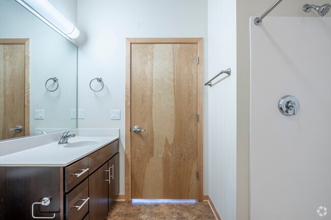 2BR, 2BA - 1160SF - Bathroom - 640 West