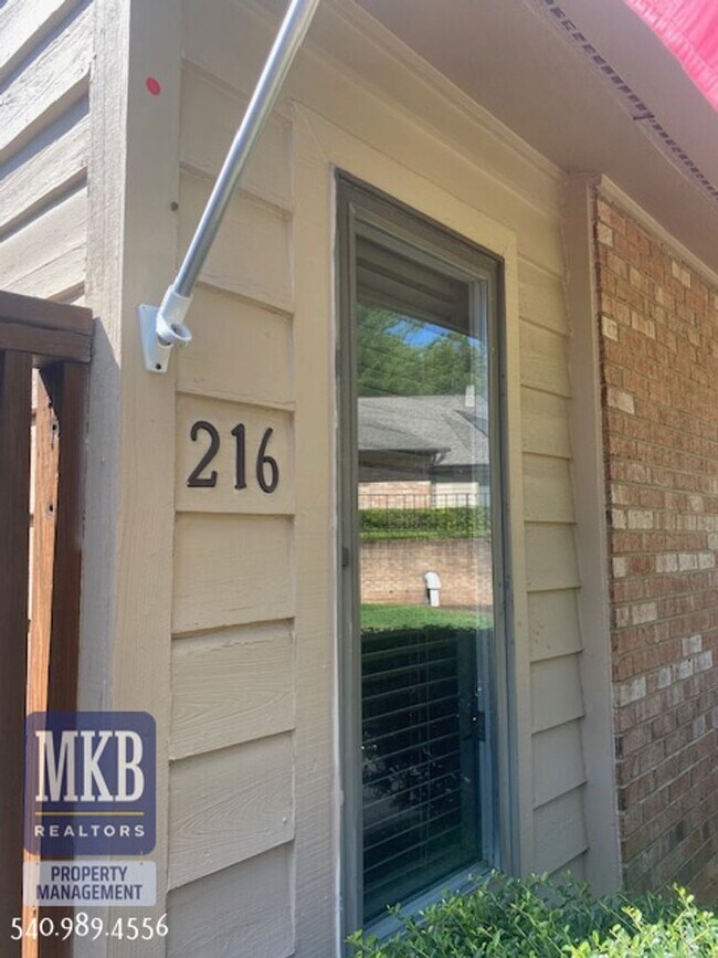 Building Photo - HALF OFF FIRST MONTHS RENT!! Nice 3 Bedroo...