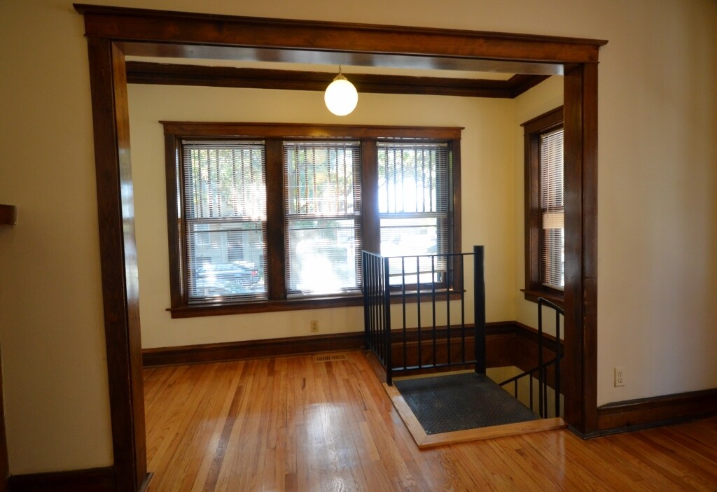 Primary Photo - 1342 W Waveland Ave