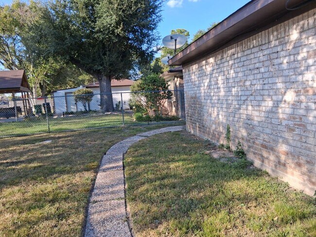 Foto del edificio - 7515 Brush Wood Dr