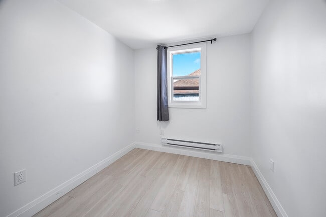 Building Photo - 833 Albert Rd
