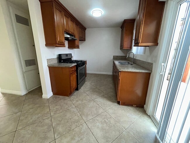 Building Photo - Spacious 2bed 1.5bath Apartment for Rent in Huntington Beach