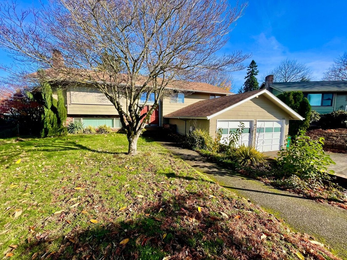 Primary Photo - Sprawling 5bd/3bath Split-Level Home | Sto...