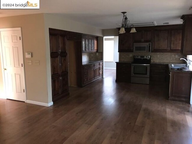 Building Photo - Ideal Salida Neighborhood! Upgraded lamina...